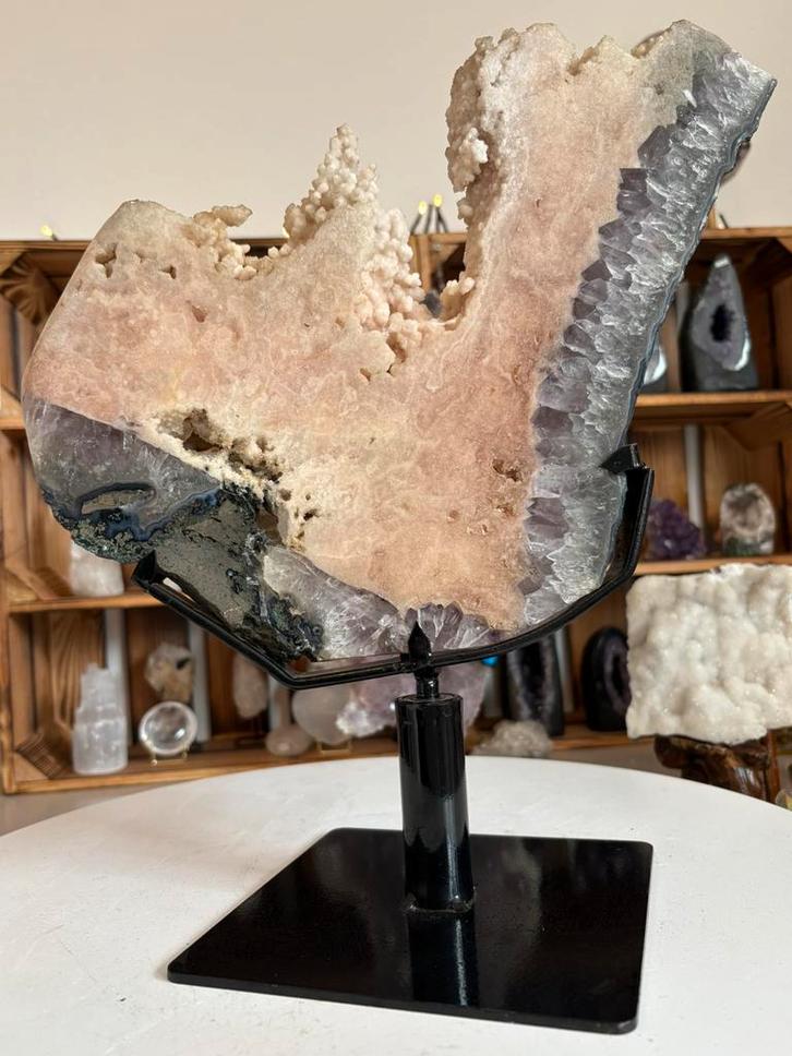 Roze amethist met amethist op standaard, Verzamelen, Mineralen en Fossielen, Mineraal, Ophalen of Verzenden