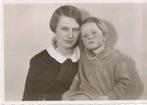 Foto Prentbriefkaart. Moeder met Dochter (onbekend), Gebruikt, Foto, Ophalen of Verzenden, Voor 1940