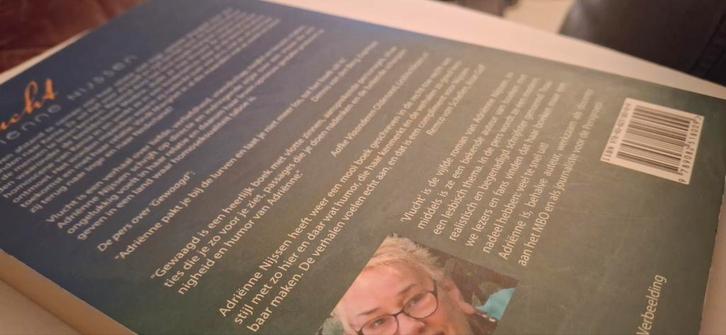 Vlucht - Adrienne Nijssen, Boeken, Romans, Zo goed als nieuw, Nederland, Ophalen of Verzenden