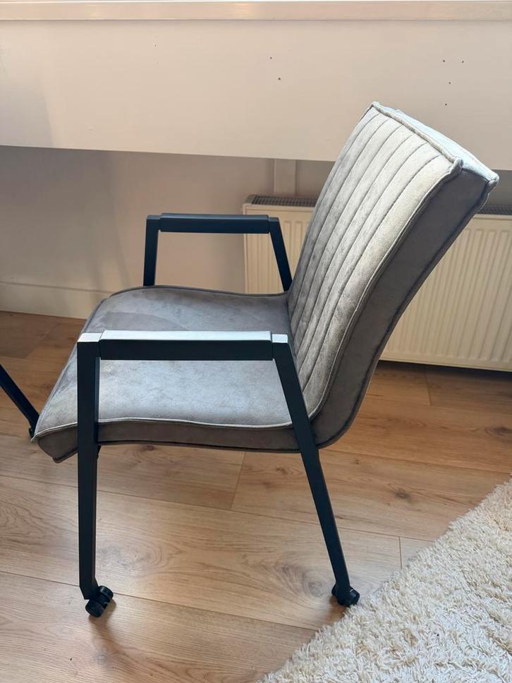 4 Van de Bommel Eetkamerstoelen op Wieltjes, Huis en Inrichting, Stoelen, Zo goed als nieuw, Vier, Stof, Grijs, Ophalen