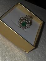 Diamanten Ring met Smaragd in Witgoud, Ophalen, Wit, Zo goed als nieuw, 17 tot 18