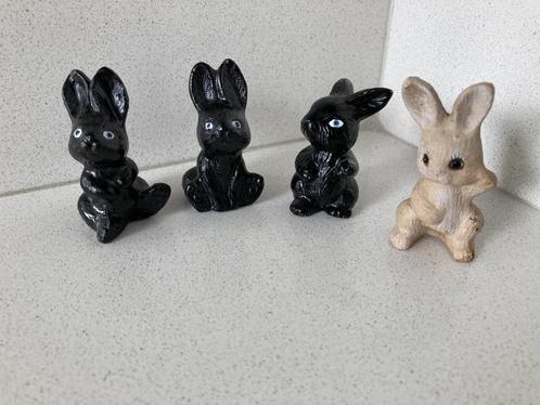 4 aardewerken kleine konijntjes haasjes 3 zwart 1 beige, Diversen, Pasen, Nieuw, Ophalen of Verzenden