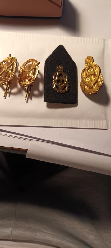 4 Diverse militaire emblemen, Verzamelen, Militaria | Algemeen, Marine, Embleem of Badge, Nederland, Ophalen of Verzenden