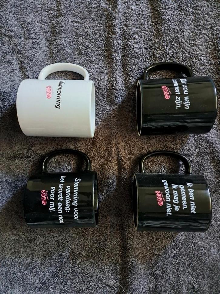 Set van 4 'FRED' mokken, Huis en Inrichting, Keuken | Servies, Gebruikt, Kop(pen) en/of Schotel(s), Effen, Keramiek, Ophalen of Verzenden