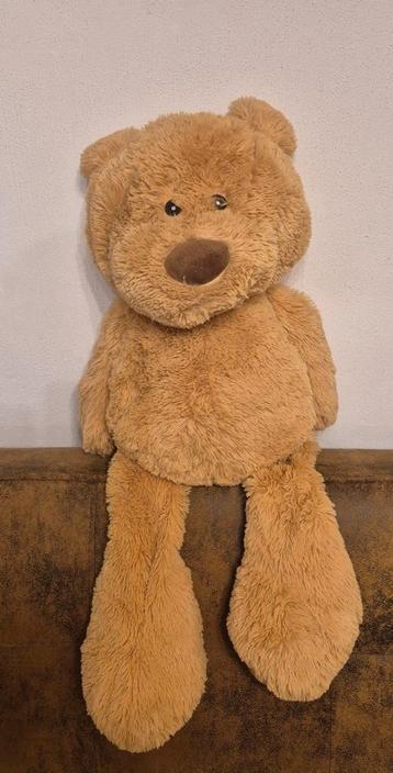 Schattige grote knuffelbeer beschikbaar voor biedingen