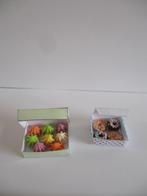 poppenhuis 2 x gebakjes in doos zitten vast, Verzamelen, Poppenhuizen en Toebehoren, Ophalen of Verzenden, Zo goed als nieuw, Gebruiksvoorwerp