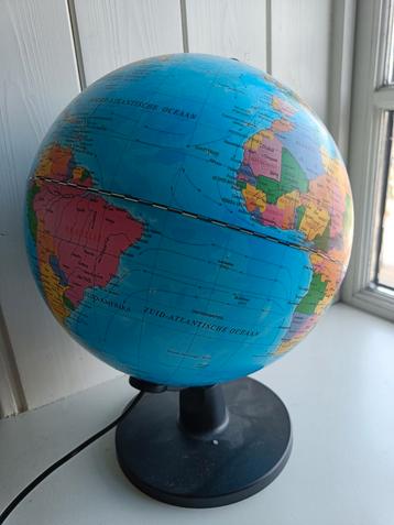 Wereldbol lamp beschikbaar voor biedingen
