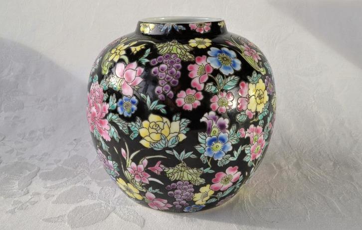 Zwart Chinees porseleinen Gemberpotje met bloemen in email, Huis en Inrichting, Woonaccessoires | Vazen, Zo goed als nieuw, Zwart