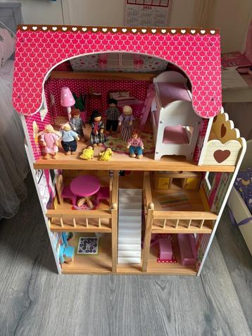 Poppenhuis met meubels en poppentjes beschikbaar voor biedingen