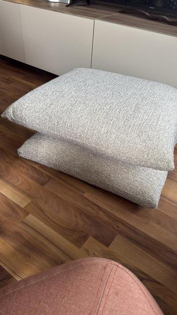 Grote zitkussens 2x (70x70 cm) beschikbaar voor biedingen