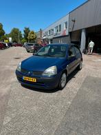 Renault Clio 1.2 2004, Auto's, Voorwielaandrijving, 4 cilinders, Origineel Nederlands, Handgeschakeld