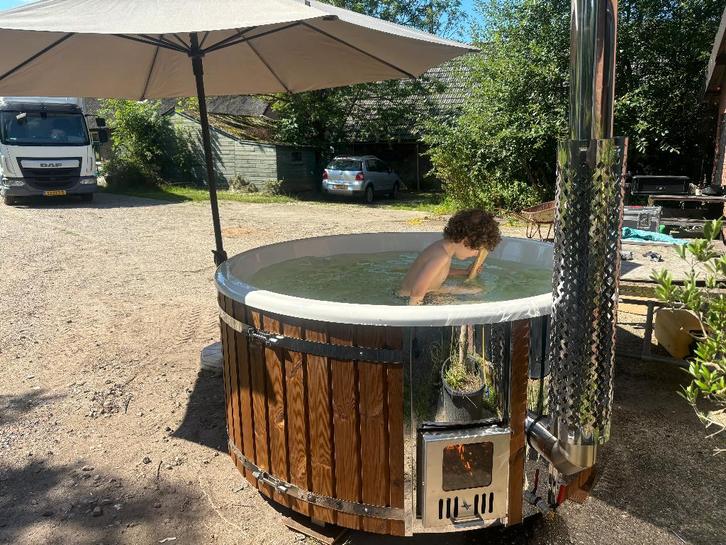Luxe 6- 8 persoons hottub te huur tijdens kerst + oud& nieuw, Tuin en Terras, Bubbelbaden en Hottubs, Gebruikt, Vast, Trap, Ophalen
