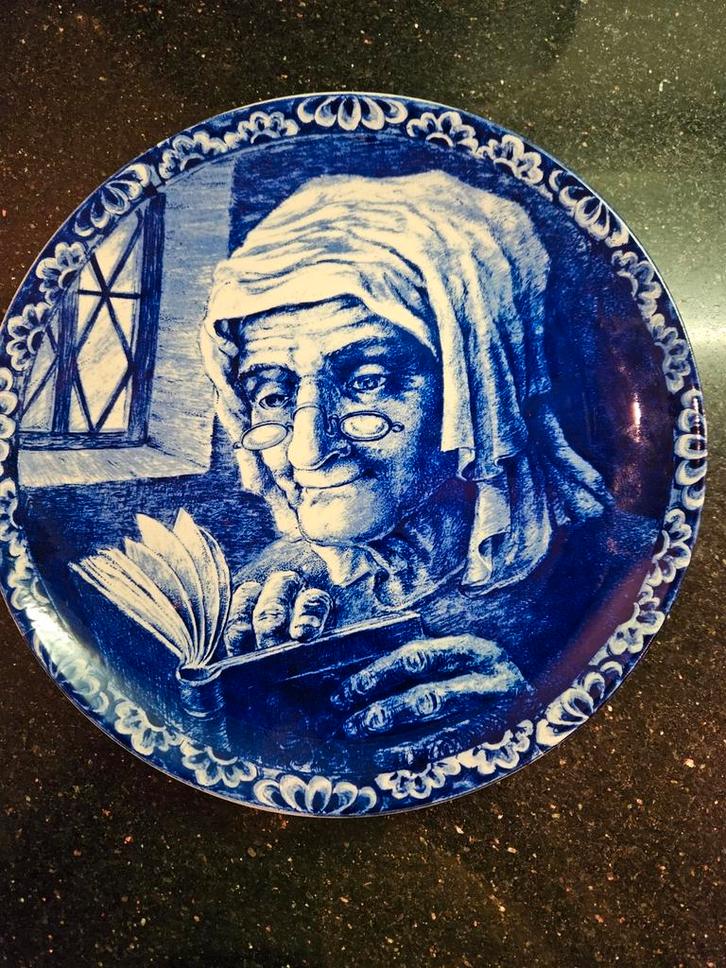 Delfts Blauw Bord - Lezende Vrouw, Antiek en Kunst, Antiek | Wandborden en Tegels, Ophalen