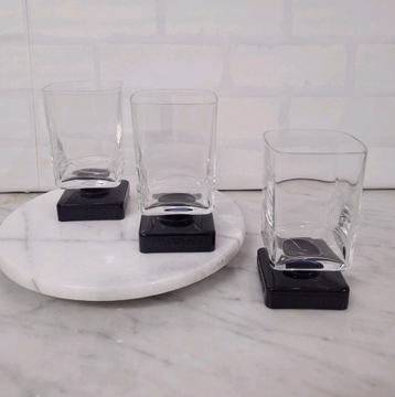 3 Disaronno glazen op zwarte voet. beschikbaar voor biedingen