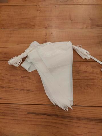 5x witte vlaggenlijn beschikbaar voor biedingen