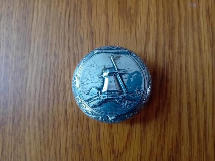 HOLLANDS ZILVER POEDERDOOSJE ROND MOLEN MOTIEF, Antiek en Kunst, Antiek | Goud en Zilver, Zilver, Ophalen of Verzenden