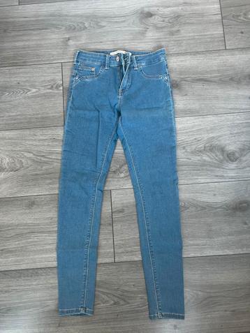 Verschillende soorten kleding stukken beschikbaar voor biedingen
