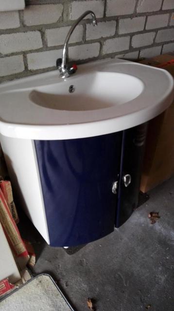 Brede wasbak met blauwe onderkast (kunststof) beschikbaar voor biedingen
