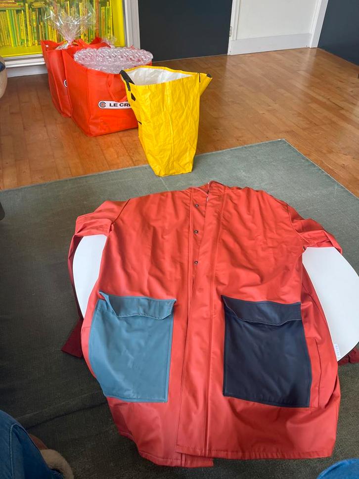 Rains Regenjas M/L - Nooit Gewassen!, Kleding | Dames, Jassen | Zomer, Zo goed als nieuw, Maat 38/40 (M), Rood, Ophalen of Verzenden