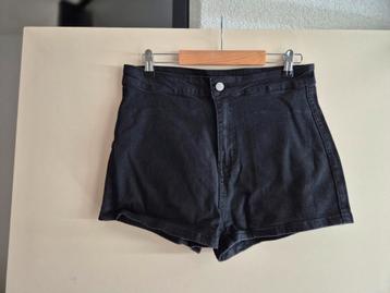 Zwarte korte broek maat L stretchy  beschikbaar voor biedingen