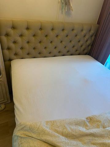 Boxpring 160x200 cm met chesterfield stijl hoofdbord beschikbaar voor biedingen