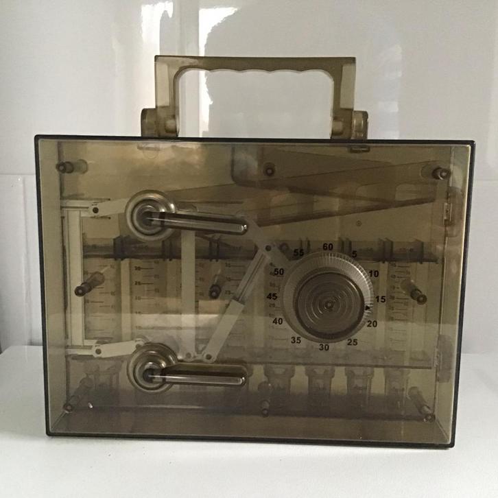 Vintage Kunststof Spaarpot met kluis-mechanisme, Verzamelen, Spaarpotten, Gebruikt, Object of Gebouw, Ophalen