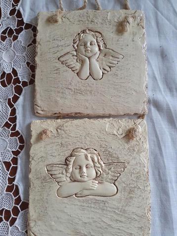 Twee brocante tegeltjes met engelen hoofdjes beschikbaar voor biedingen