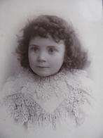 Antieke Grote Engelse Foto Meisje met Kanten Kraag / Engel, Gebruikt, Verzenden, Foto, Voor 1940