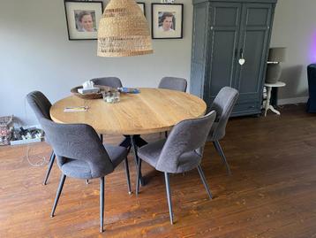 8 Eetkamerstoelen gestoffeerd  beschikbaar voor biedingen