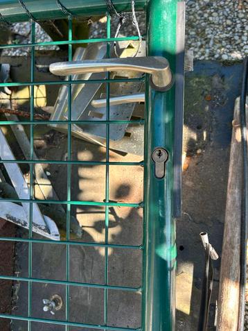 Groen hekwerk /Poort beschikbaar voor biedingen