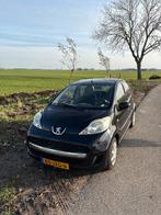 Peugeot 107 1.0 12V 5DR 2009 Zwart (APK tot 13-10-2026), Auto's, Voorwielaandrijving, Stof, Zwart, 4 stoelen