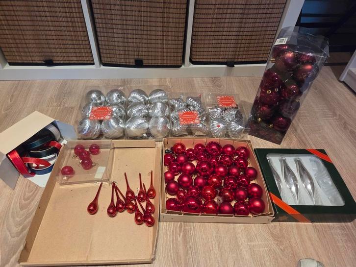 Pakket diverse roode en zilveren kerstballen, Diversen, Kerst, Ophalen of Verzenden