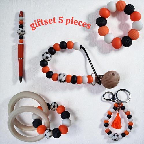 5 delige kraamcadeau geschenkset voetbal EK - WK oranje, Kinderen en Baby's, Kraamcadeaus en Geboorteborden, Nieuw, Kraamcadeau