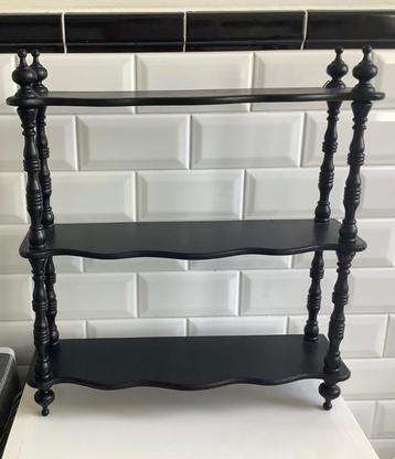 Houten etagere beschikbaar voor biedingen
