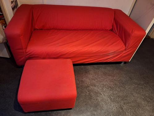 Bank rood Ikea Klippan 2 zits met poef / voetenbank / hocker, Huis en Inrichting, Banken | Sofa's en Chaises Longues, Zo goed als nieuw