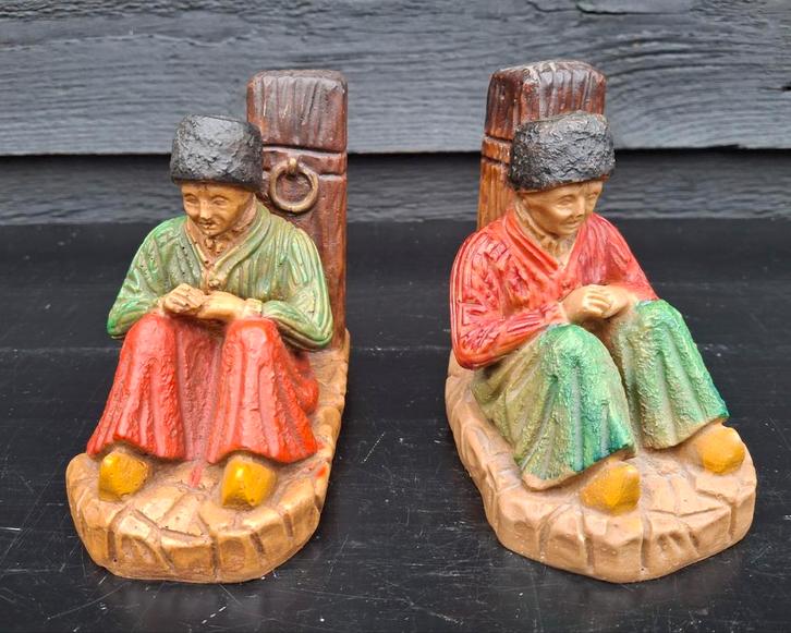 2 Vissers rustend tegen een Meerpaal Beeldjes Boekensteunen, Antiek en Kunst, Curiosa en Brocante, Ophalen of Verzenden