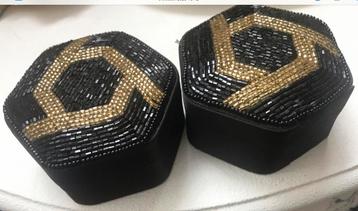 Satijnen doosjes met kralen deksel beschikbaar voor biedingen