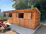Twee paardenstallen in massief Douglashout (Nieuw), Weidegang, 2 of 3 paarden of pony's