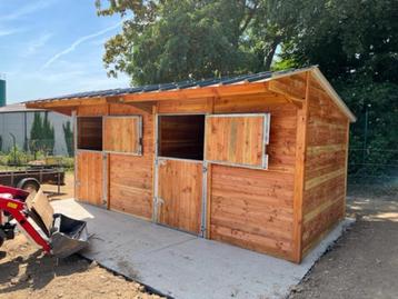 Twee paardenstallen in massief Douglashout (Nieuw) beschikbaar voor biedingen