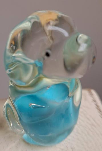 Hondje van glas beschikbaar voor biedingen