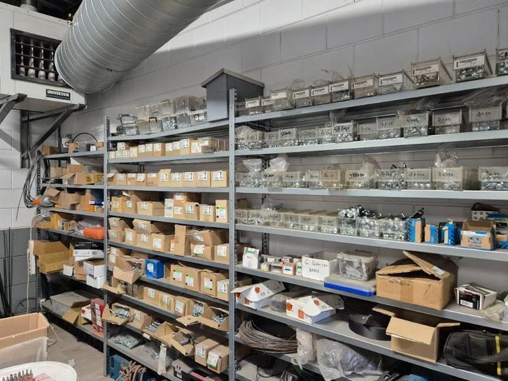 Compleet ingerichte stelling, Doe-het-zelf en Verbouw, IJzerwaren en Bevestigingsmiddelen, Zo goed als nieuw, Bouten of Moeren