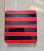 Tommy Hilfiger trommel blik rood blauw 20x20x4 cm nieuw box, Verzamelen, Blikken, Ophalen of Verzenden, Nieuw, Overige, Overige merken