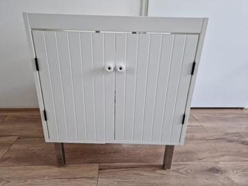 Kastje voor onder spoelbak beschikbaar voor biedingen