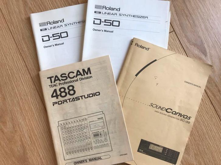 Originele jaren 80 synthesizer manuals - Roland, Tascam, Computers en Software, Vintage Computers, Verzenden