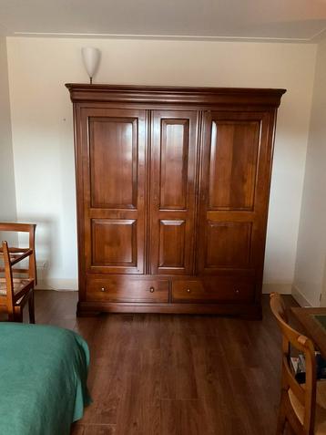 Kledingkast beschikbaar voor biedingen