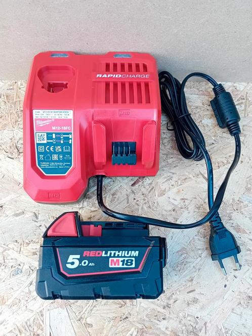 Milwaukee M12-18FC snellader + M18 5.0Ah accu (nieuw), Doe-het-zelf en Verbouw, Gereedschap | Machine-onderdelen en Toebehoren