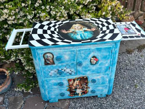 Commode kast Alice in wonderland met 4 lades en 1deur, Antiek en Kunst, Antiek | Meubels | Kasten, Ophalen of Verzenden