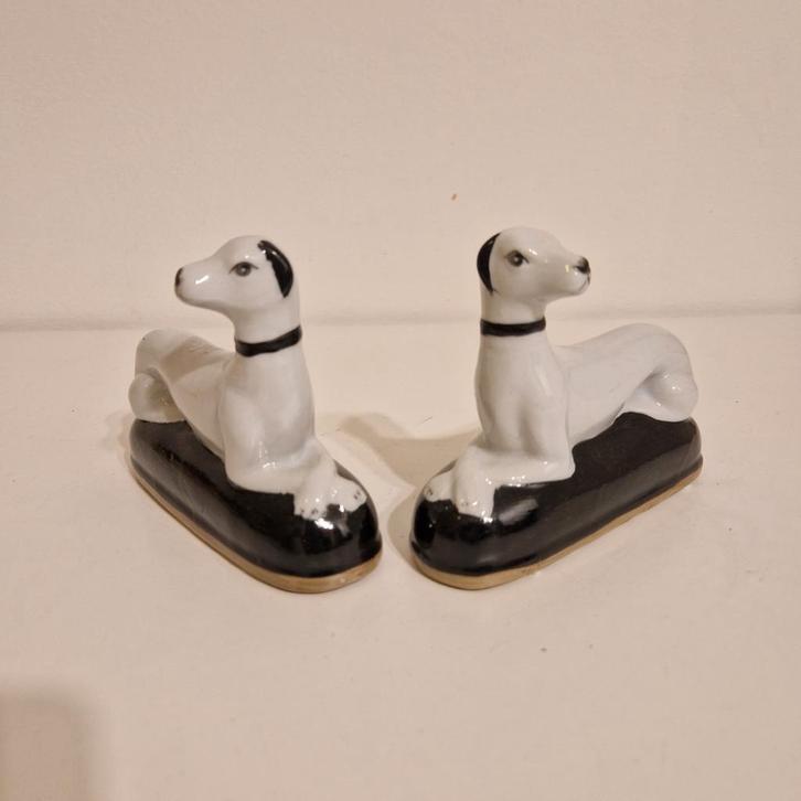 2 beeldjes windhonden raam hondjes windhonden windhond, Antiek en Kunst, Curiosa en Brocante, Ophalen of Verzenden