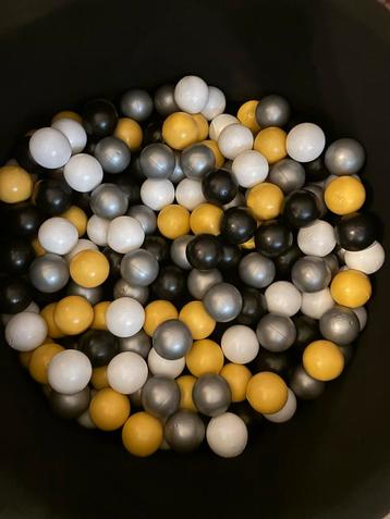 Zwarte ballenbak met ballen ook roze eventueel beschikbaar voor biedingen