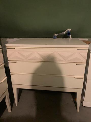 Twee witte art deco nachtkastjes